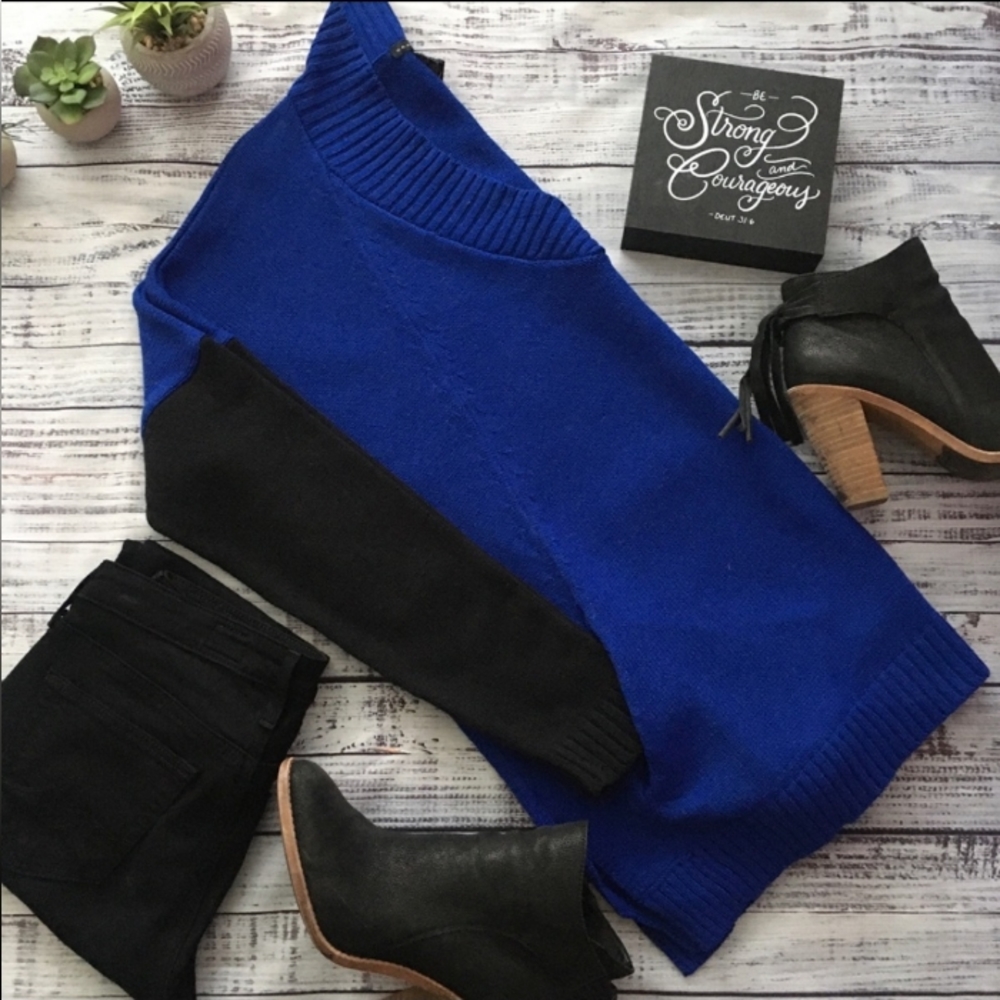 Grace Elements Blue V Neck Sweater w/ Black Color Block Sleeves